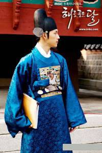        ( 2012  ...) / The Moon That Embraces the Sun 